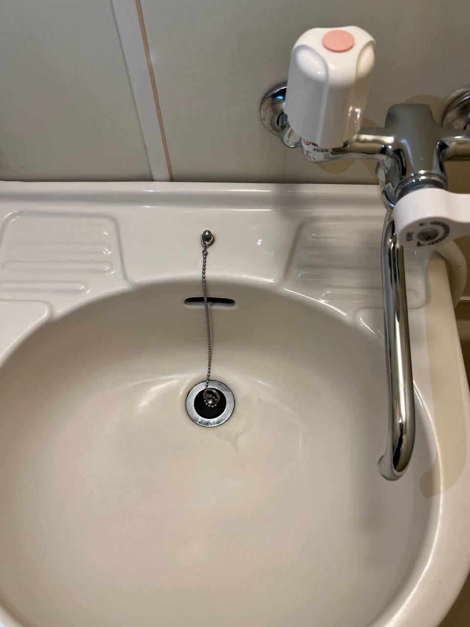 空室クリーニング後の洗面台ボウルの仕上がり