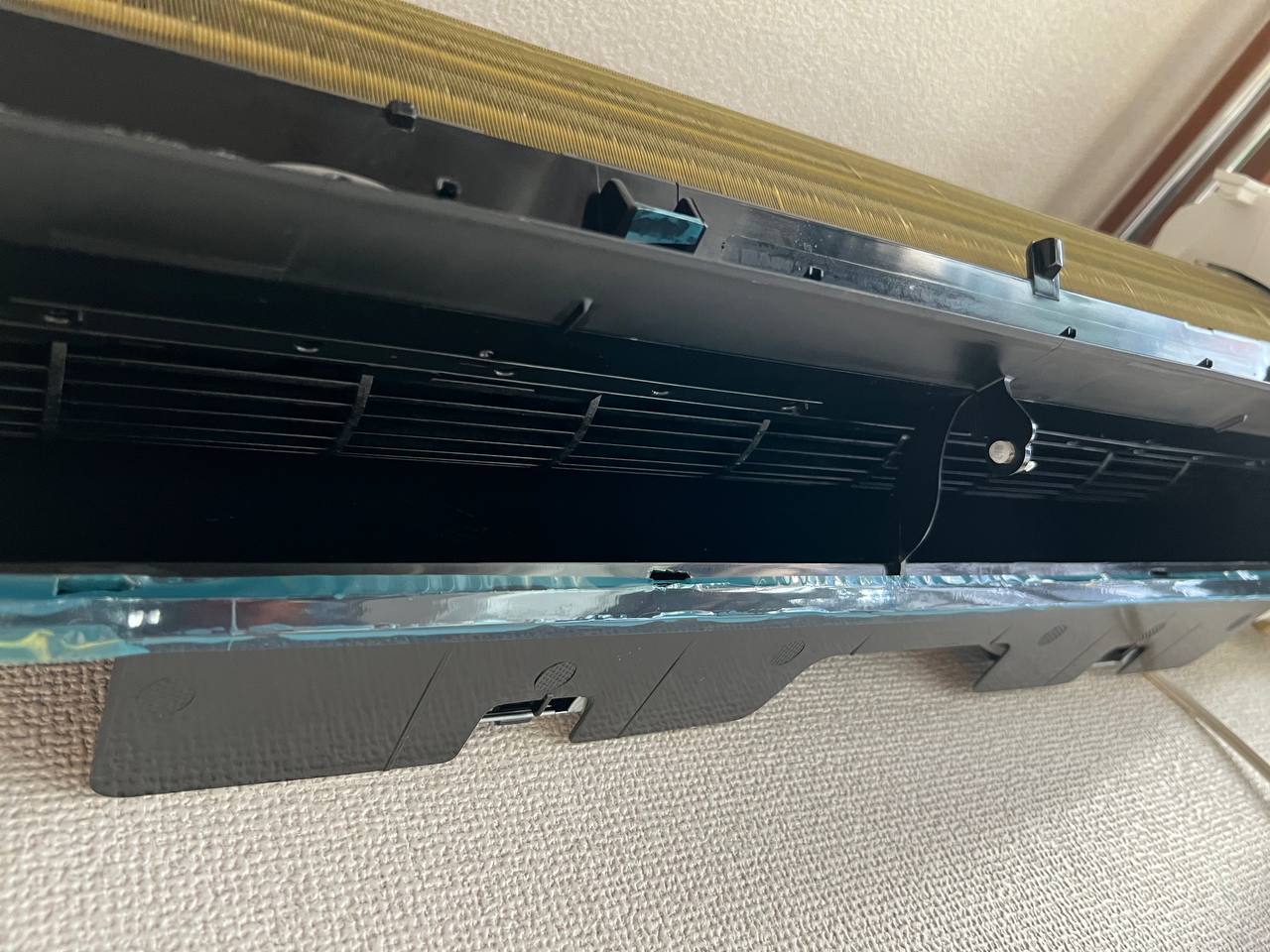 エアコン分解クリーニング後の吹き出し口内部