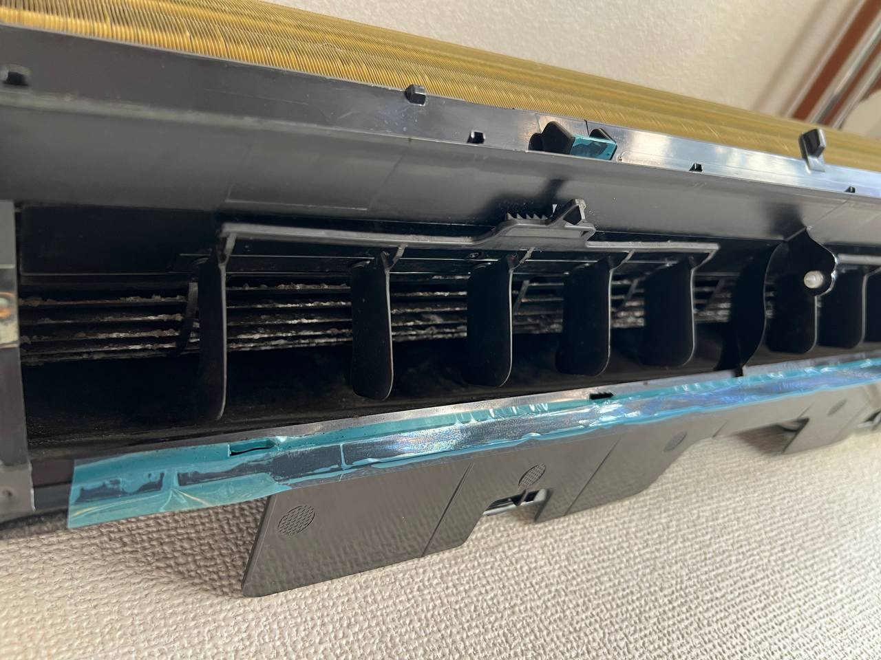 エアコン分解クリーニング前の吹き出し口内部