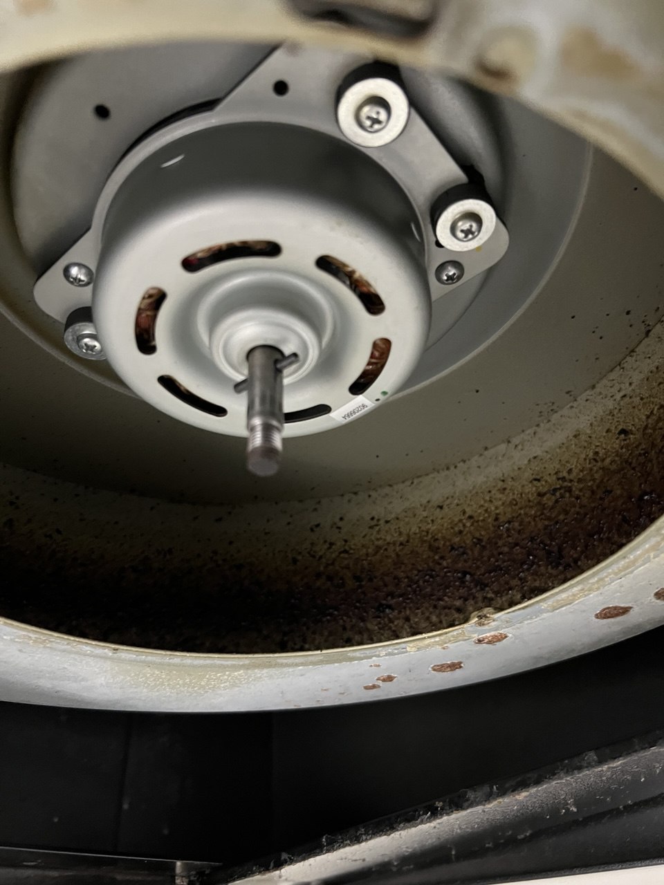 レンジフード分解クリーニング前の内部モーター周辺