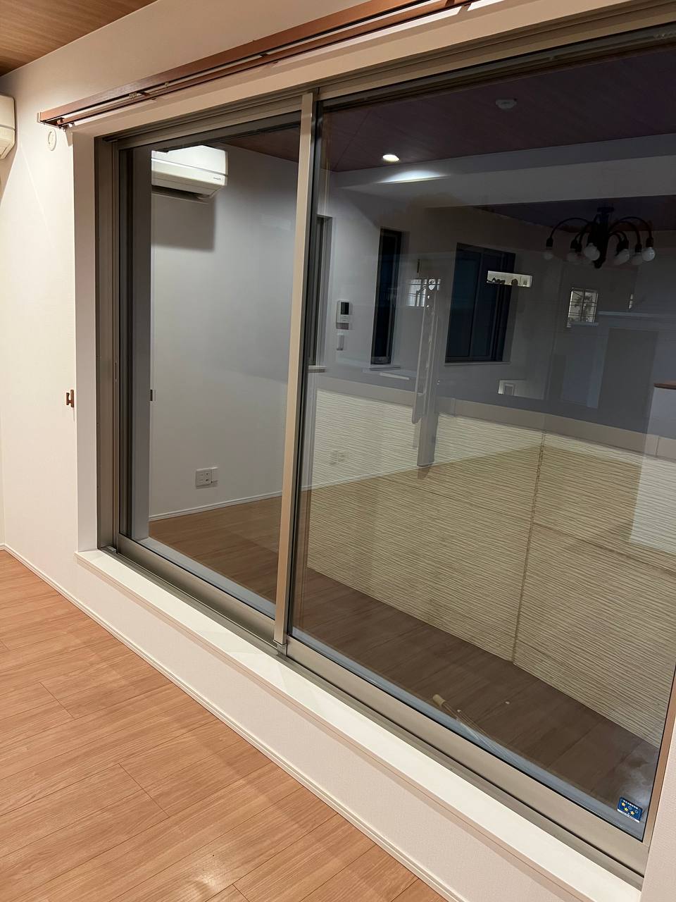 川崎市での空室クリーニング後、窓サッシとフローリングを丁寧に仕上げた施工例｜おそうじフレッシュ