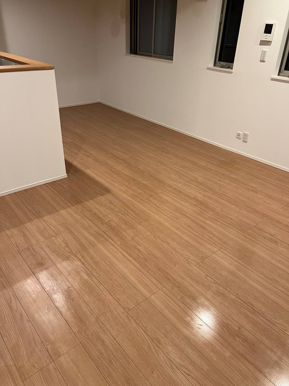 川崎市での空室クリーニング後、窓サッシとフローリングを丁寧に仕上げた施工例｜おそうじフレッシュ