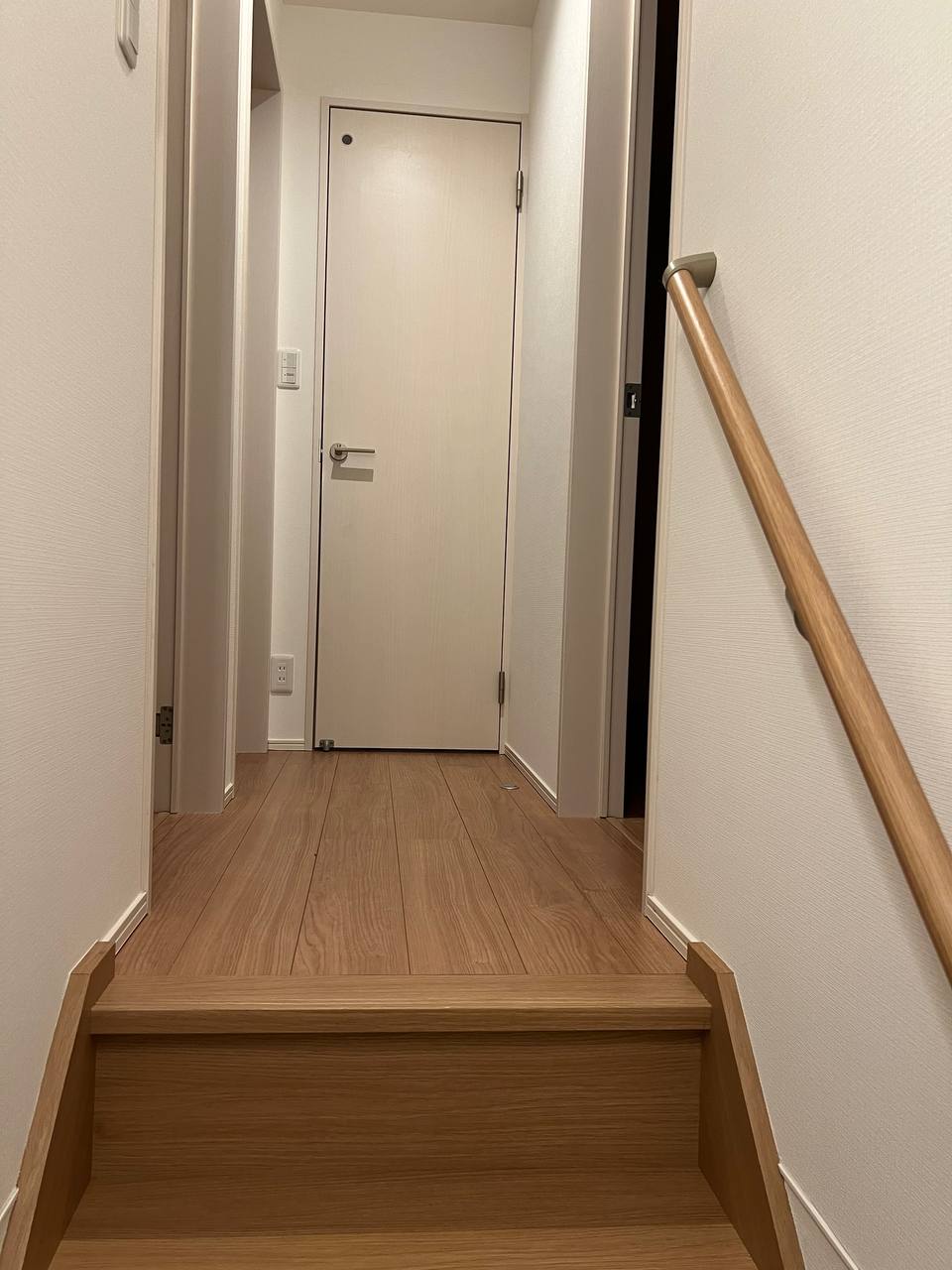 川崎市での空室クリーニング後、廊下と建具まわりを丁寧に拭き上げた清掃仕上がり｜おそうじフレッシュ