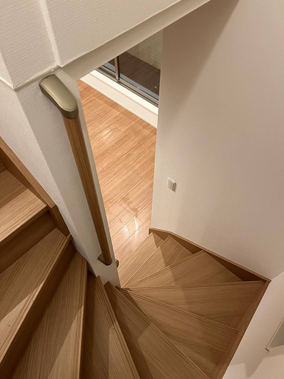 空室クリーニングで階段の踏板と床・手すりの仕上がり施工例｜おそうじフレッシュ