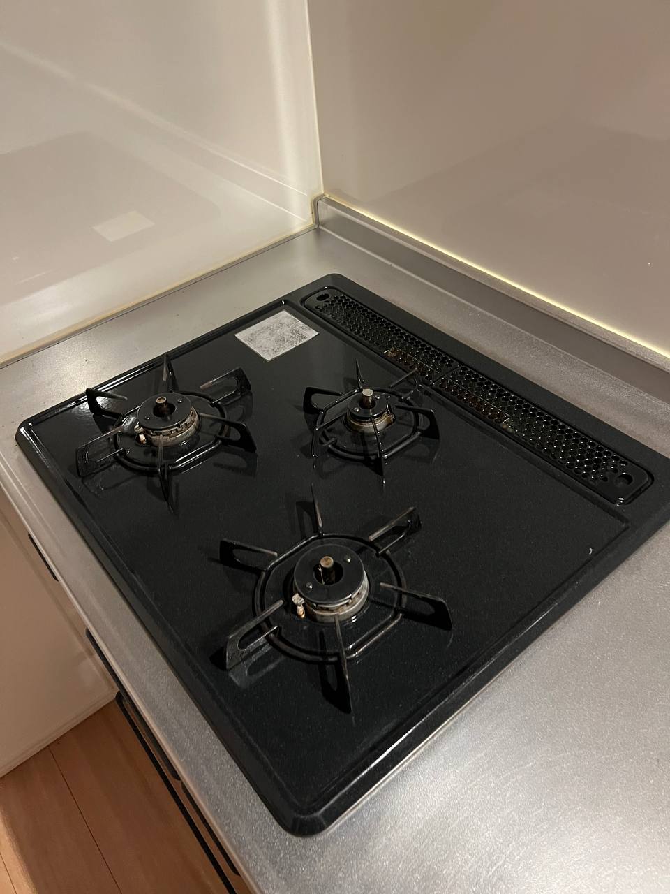 空室クリーニングでガスコンロの焦げ付き・油汚れを除去し、五徳まで丁寧に磨き上げた仕上がり例｜おそうじフレッシュ