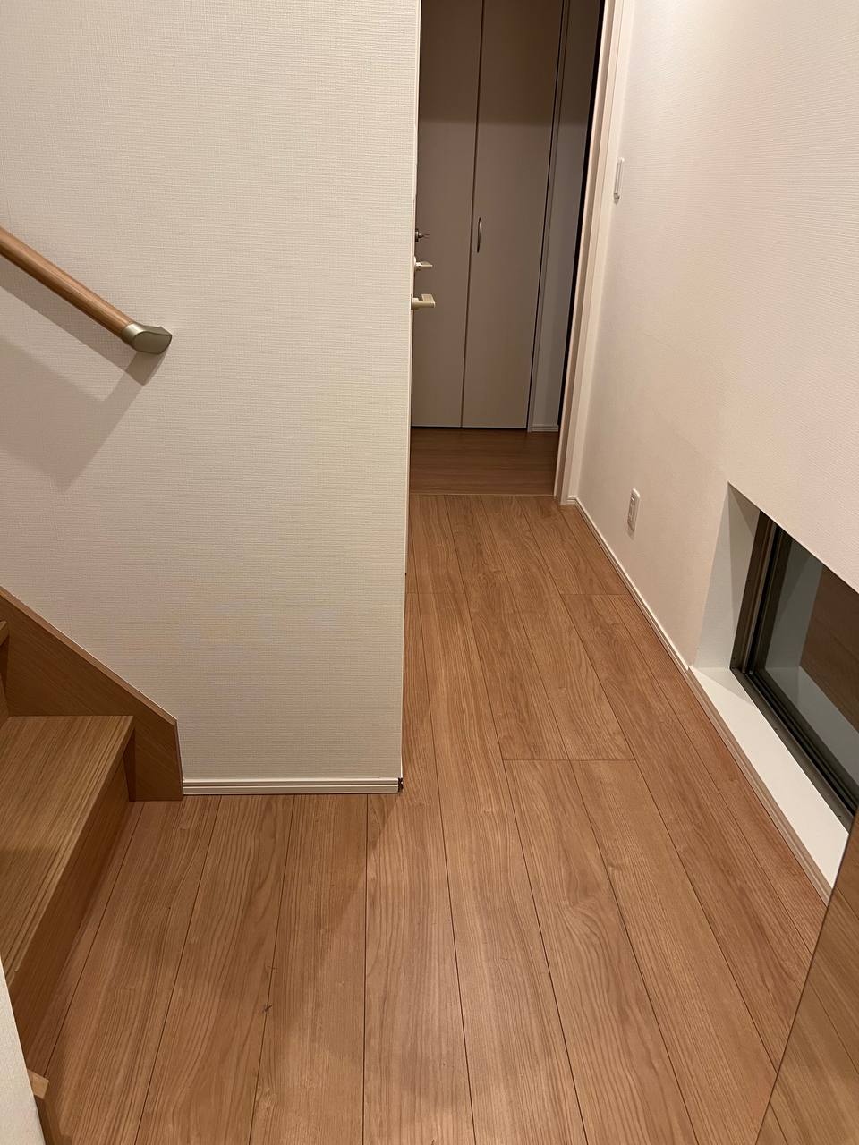 川崎市での空室クリーニング後、階段下廊下のホコリ除去・床拭き仕上げで清潔感を取り戻した施工例｜おそうじフレッシュ