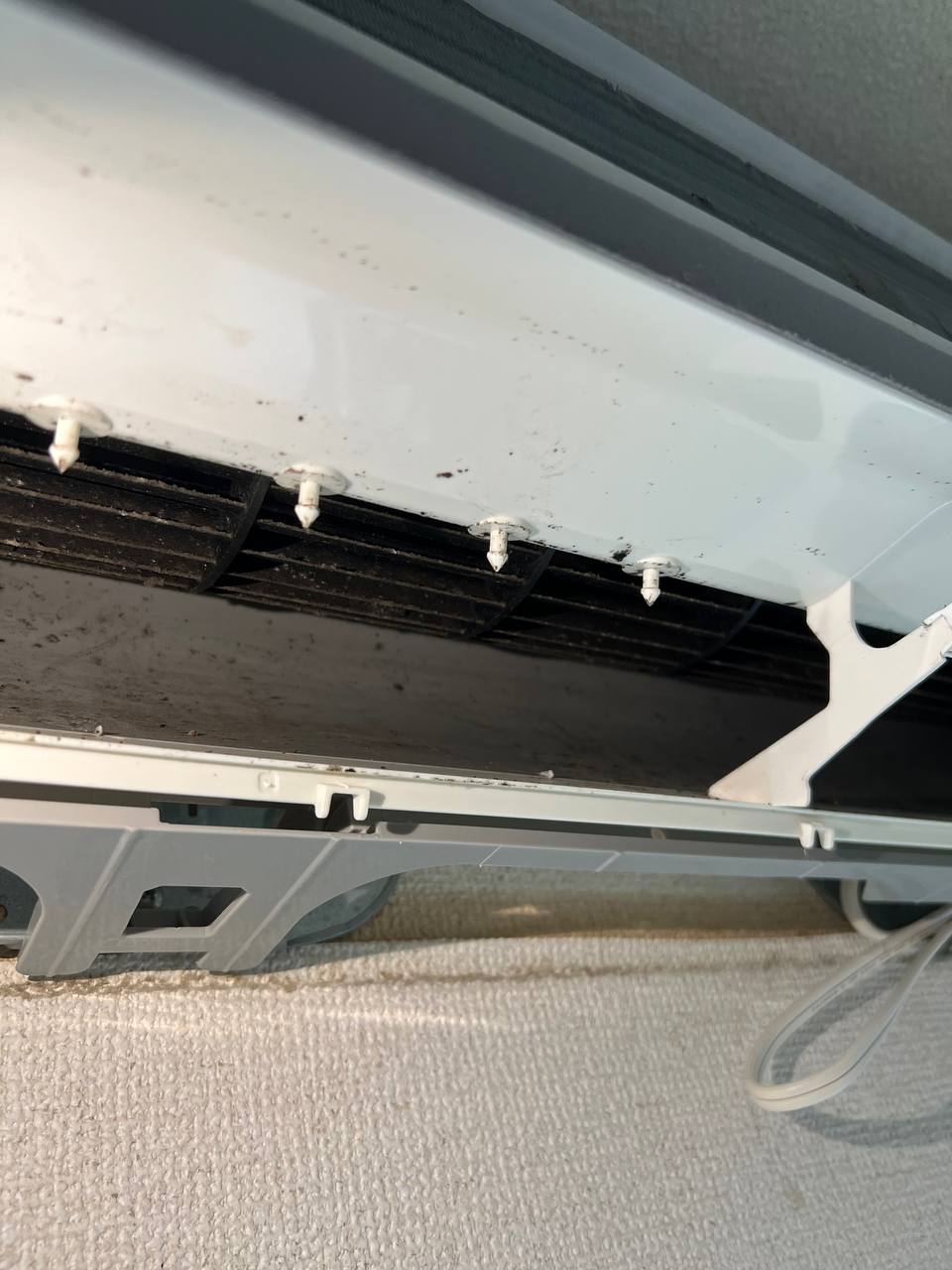 エアコン吹き出し口と送風ファンに蓄積したカビ・ホコリの汚れが見える分解前の状態｜おそうじフレッシュ