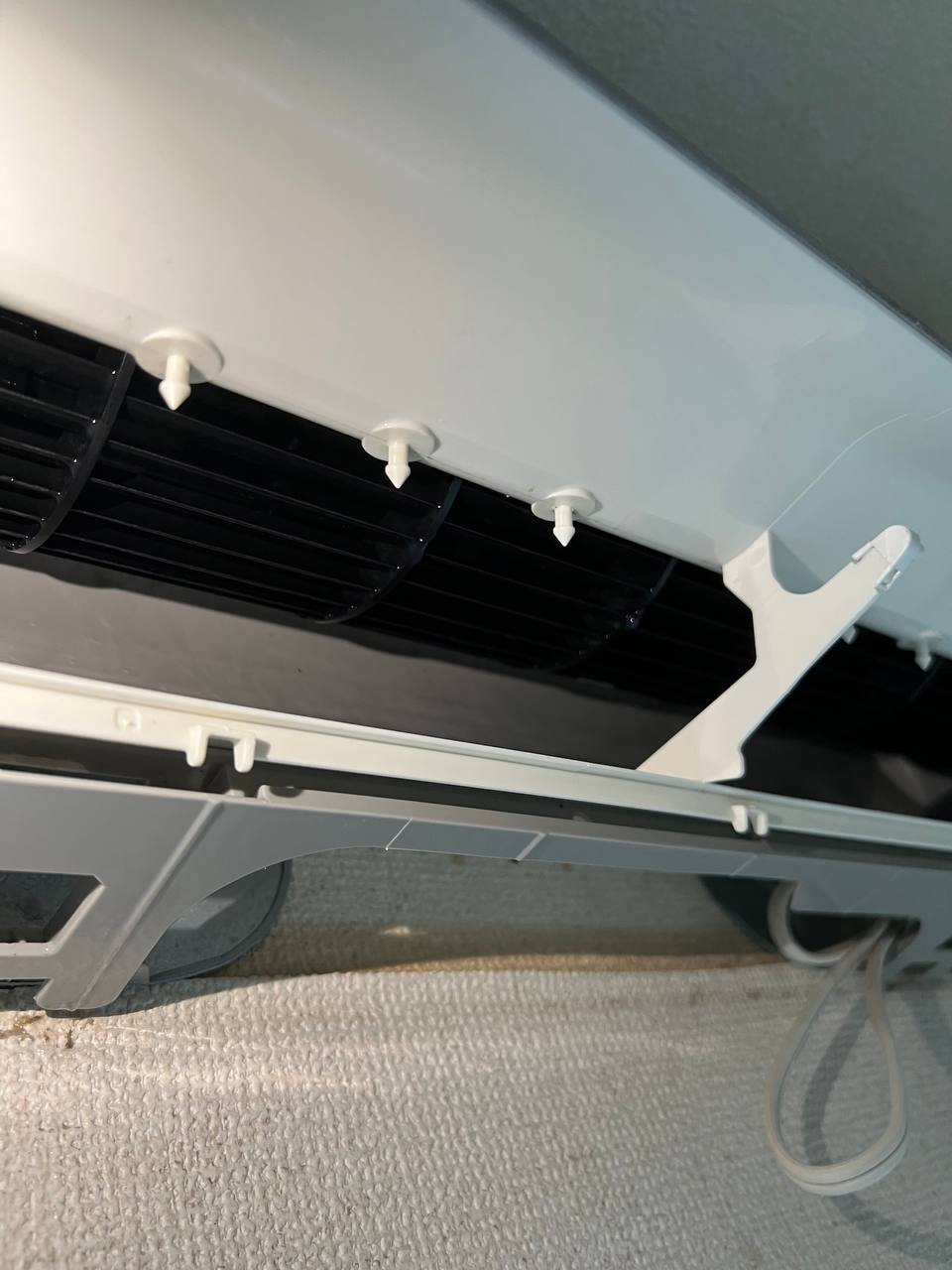 分解クリーニング後、エアコン送風ファンと吹き出し口のカビを除去し清潔に仕上げた施工例｜おそうじフレッシュ