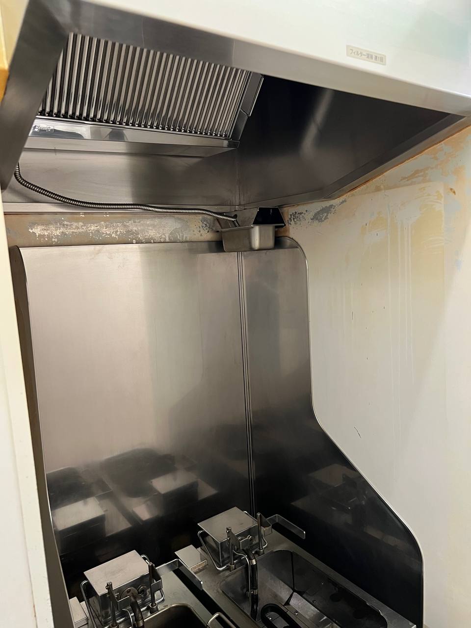 コンビニ（ファミリーマート）の業務用レンジフードを徹底洗浄し、油汚れを除去してステンレスの光沢を取り戻した清掃後の仕上がり｜おそうじフレッシュ