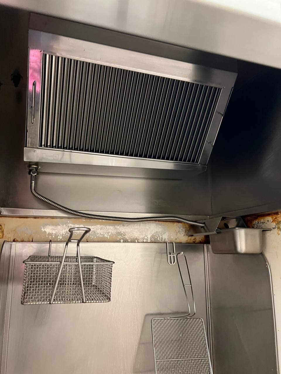 コンビニ（ファミリーマート）の業務用レンジフードに15年蓄積した油汚れとヤニ汚れが分かる清掃前の状態｜おそうじフレッシュ