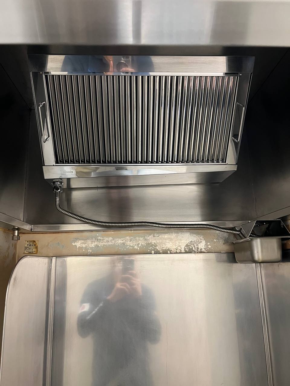 コンビニ（ファミリーマート）の業務用レンジフードを徹底洗浄し、油汚れを除去してステンレスの光沢を取り戻した清掃後の仕上がり｜おそうじフレッシュ