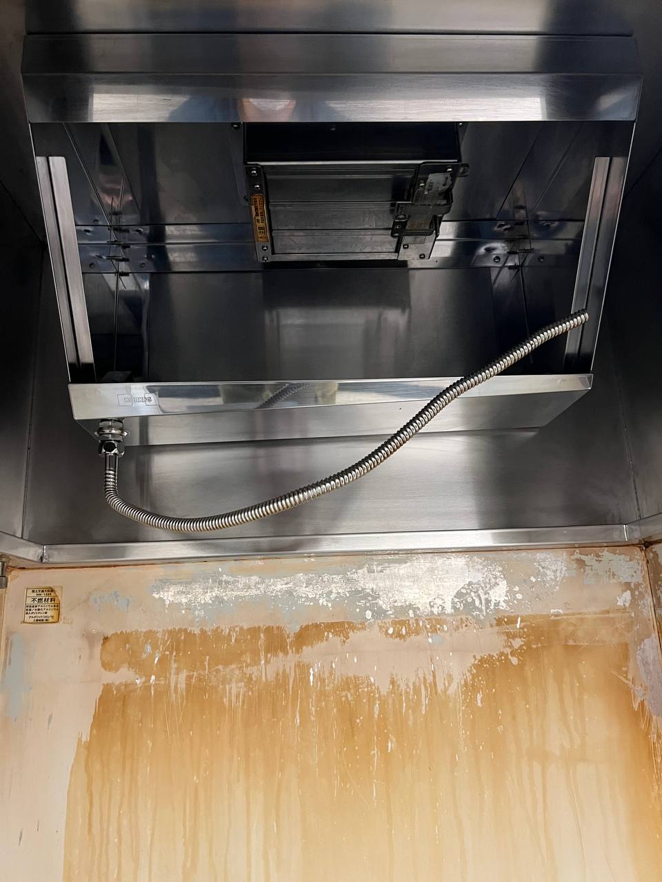 コンビニ（ファミリーマート）の業務用レンジフードを徹底洗浄し、油汚れを除去してステンレスの光沢を取り戻した清掃後の仕上がり｜おそうじフレッシュ