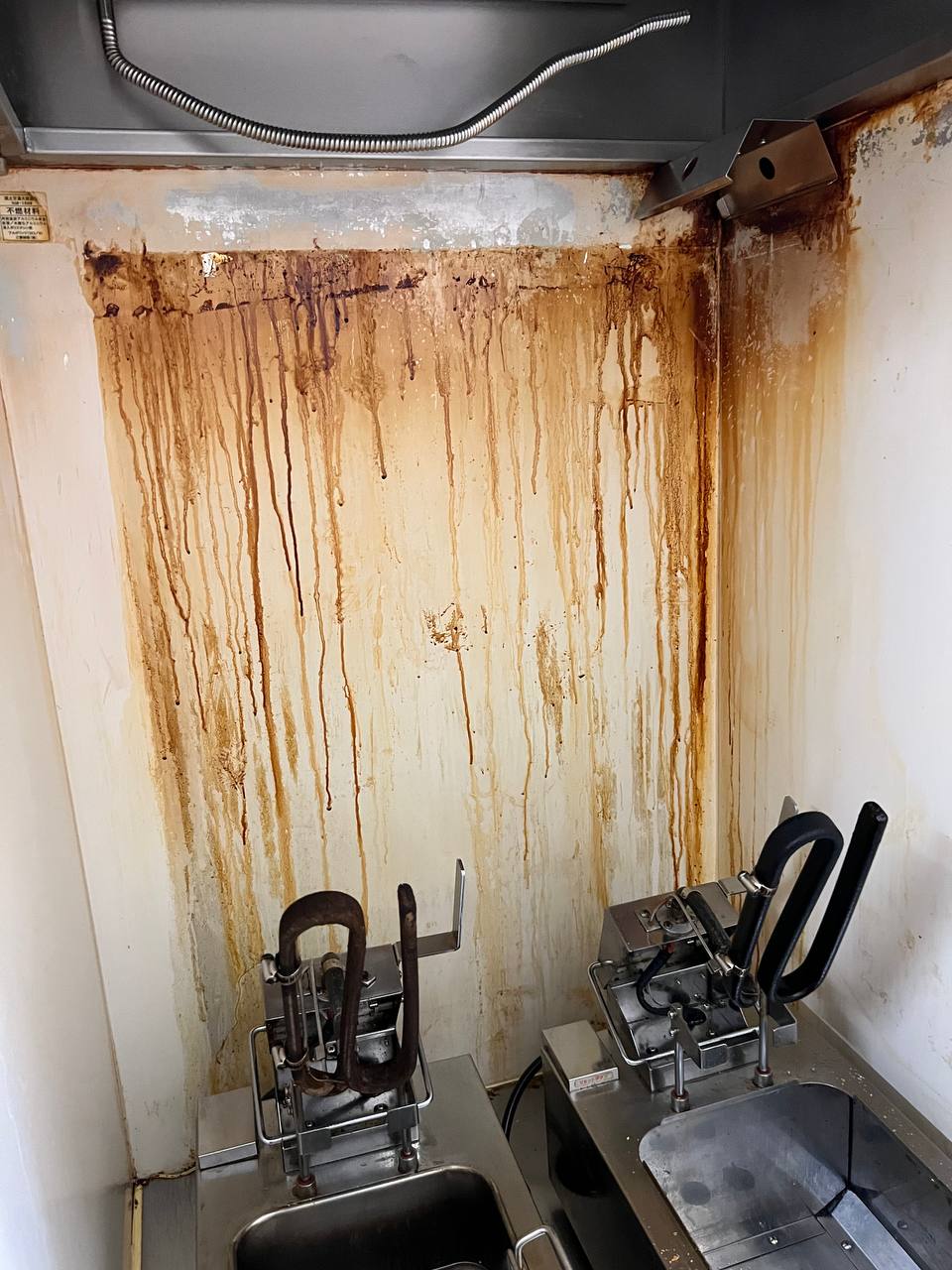 コンビニ（ファミリーマート）の業務用レンジフードに15年蓄積した油汚れとヤニ汚れが分かる清掃前の状態｜おそうじフレッシュ