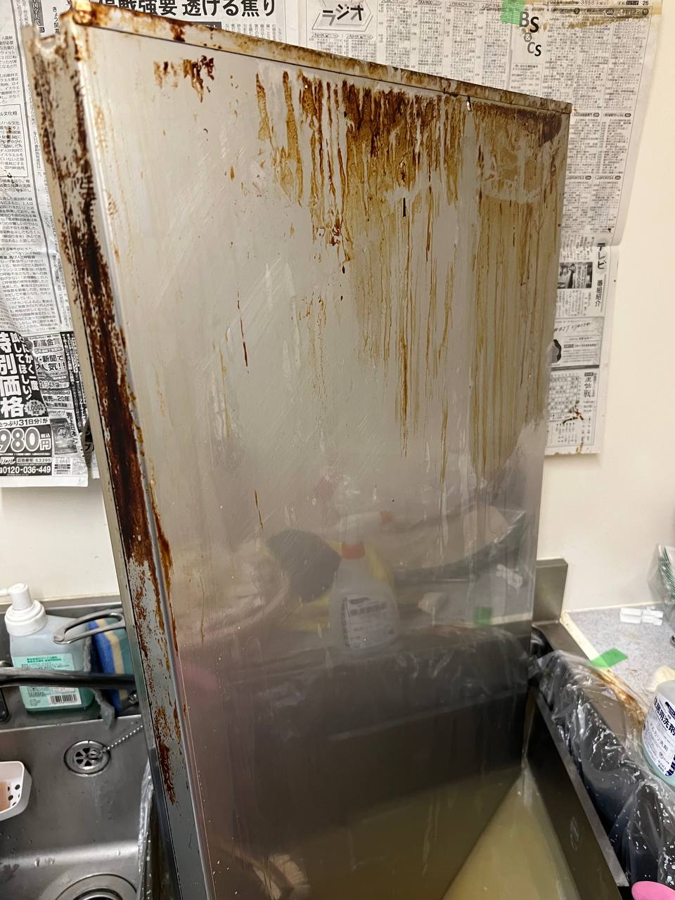 コンビニ（ファミリーマート）の業務用レンジフードに15年蓄積した油汚れとヤニ汚れが分かる清掃前の状態｜おそうじフレッシュ