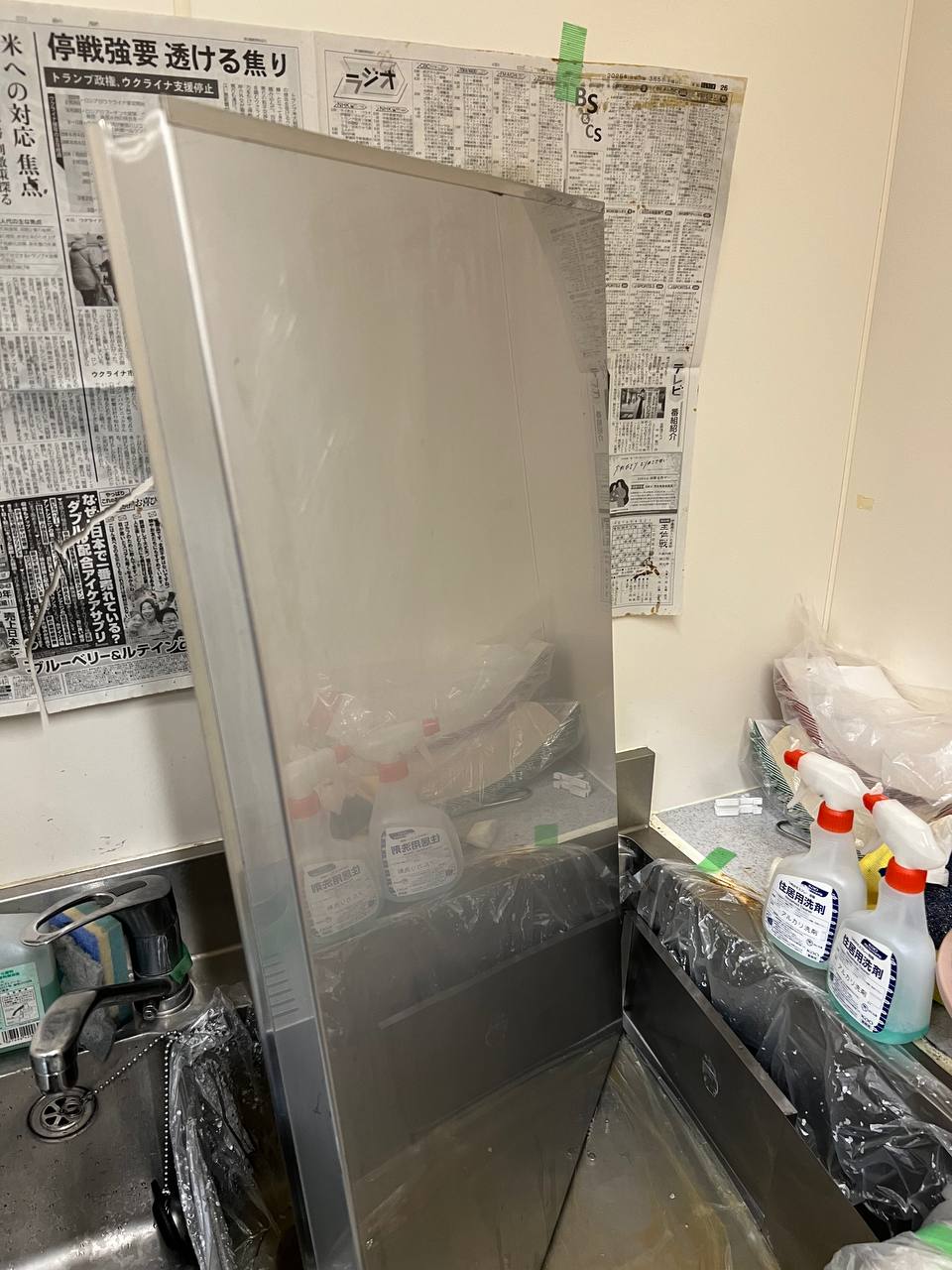 コンビニ（ファミリーマート）の業務用レンジフードを徹底洗浄し、油汚れを除去してステンレスの光沢を取り戻した清掃後の仕上がり｜おそうじフレッシュ