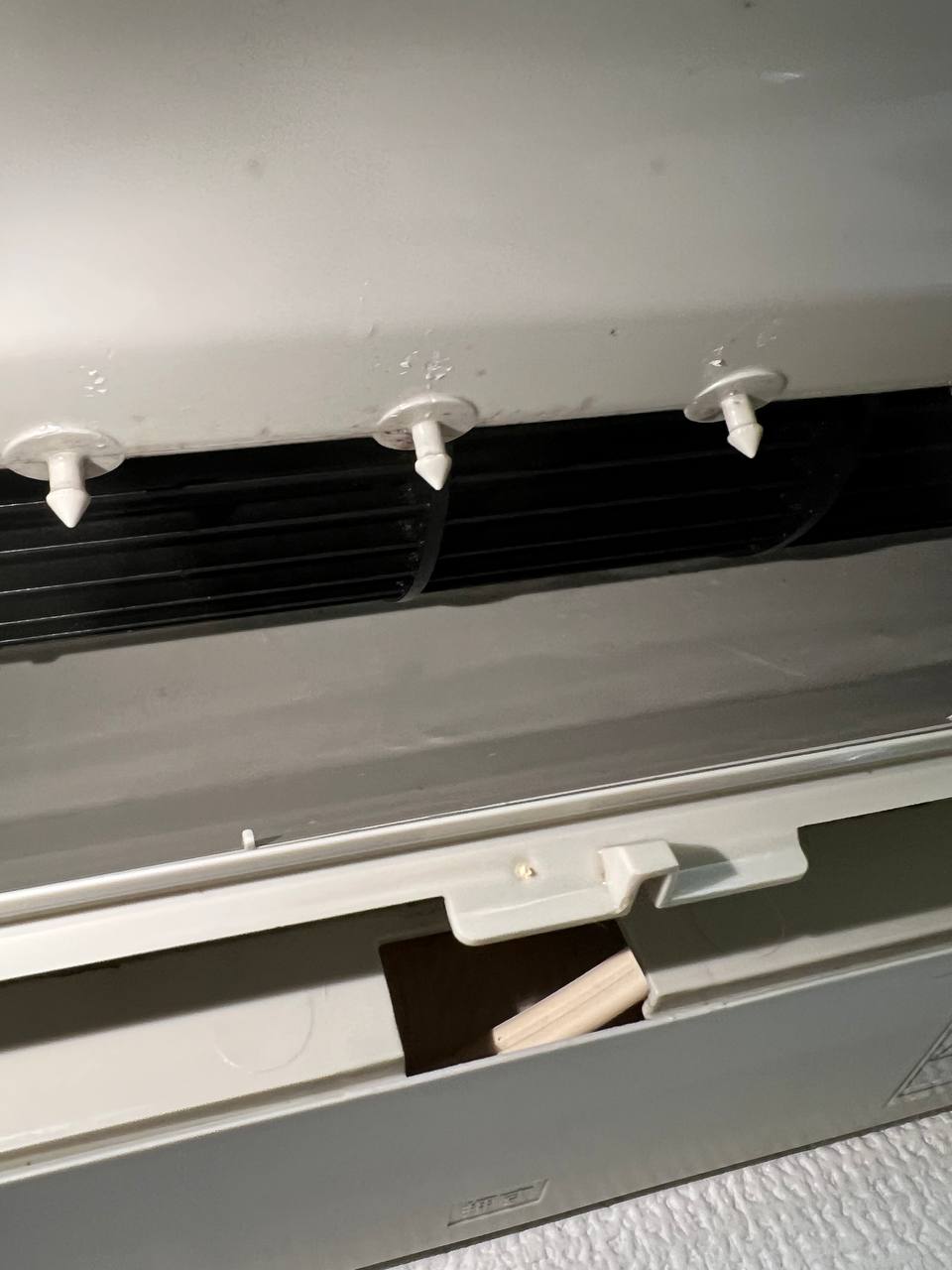 分解クリーニング後、エアコン送風ファンと吹き出し口のカビを除去し清潔に仕上げた施工例｜おそうじフレッシュ