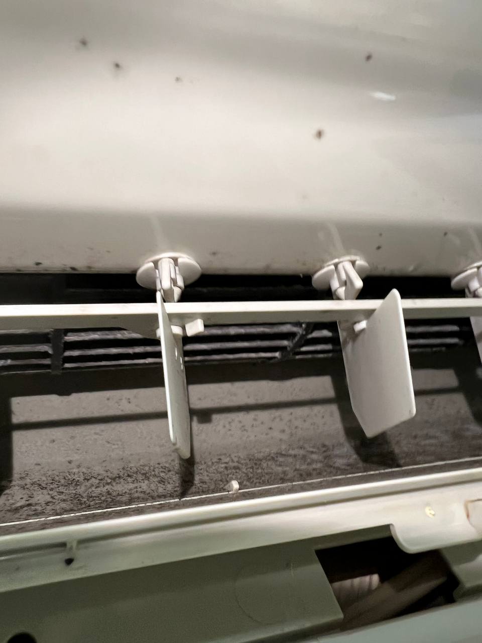 エアコン吹き出し口と送風ファンに蓄積したカビ・ホコリの汚れが見える分解前の状態｜おそうじフレッシュ
