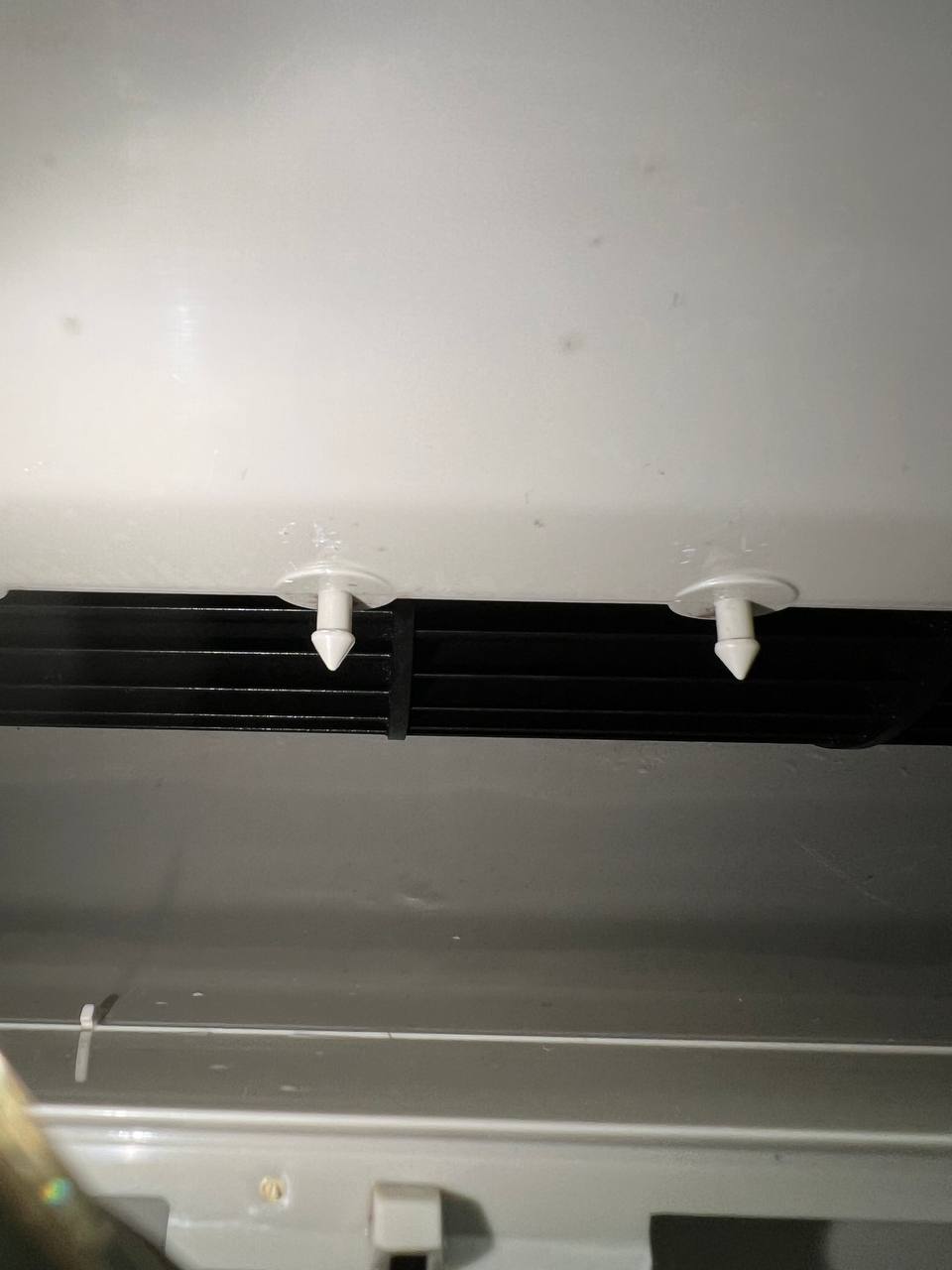 分解クリーニング後、エアコン送風ファンと吹き出し口のカビを除去し清潔に仕上げた施工例｜おそうじフレッシュ